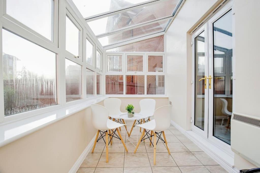 Modern 5 Bedroom House With Free Parking. Only 30 Mins To Bond Street Stanmore  Exterior photo