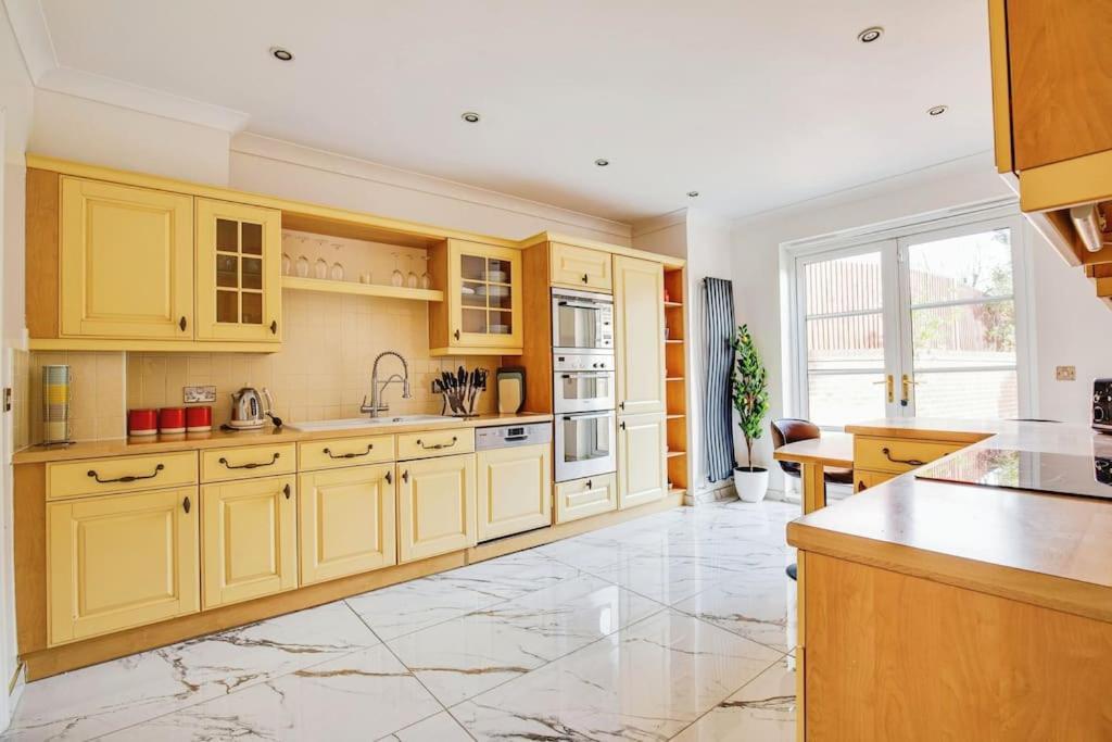 Modern 5 Bedroom House With Free Parking. Only 30 Mins To Bond Street Stanmore  Exterior photo